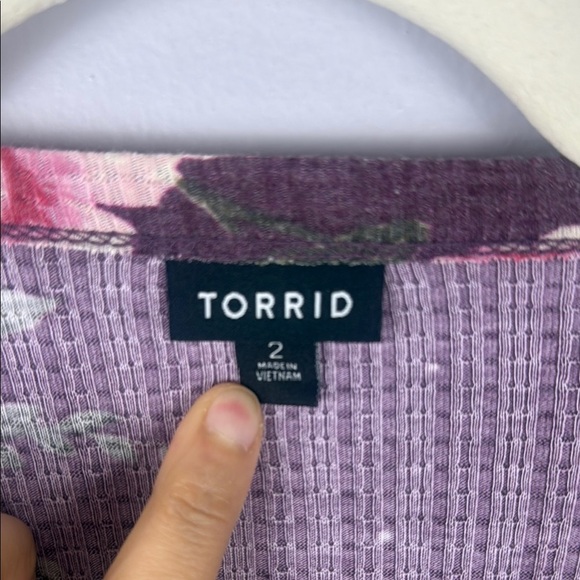 Torrid Babydoll Crinkle V-Neck Red Floral Long Sleeve Smocked Top Size 2 - Picture 3 of 11